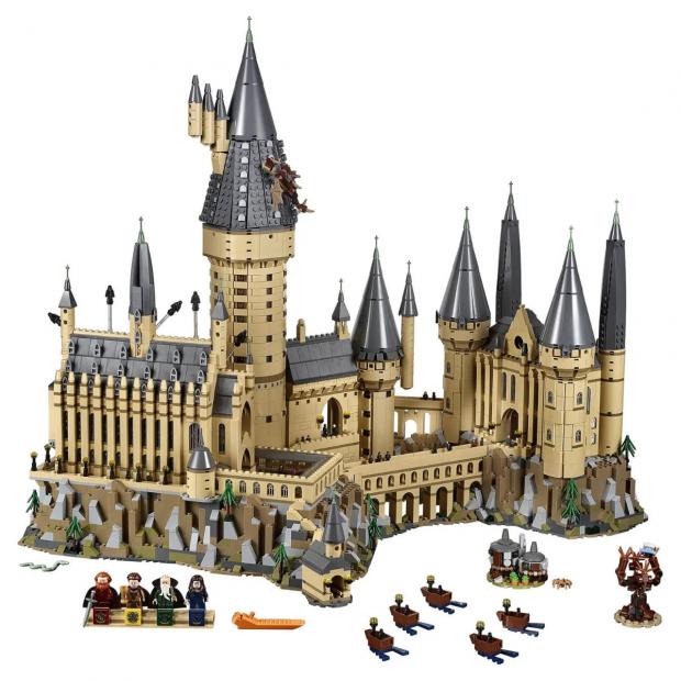 Runcorn and Widnes World: LEGO Harry Potter Hogwarts Castle Set (Zavvi)