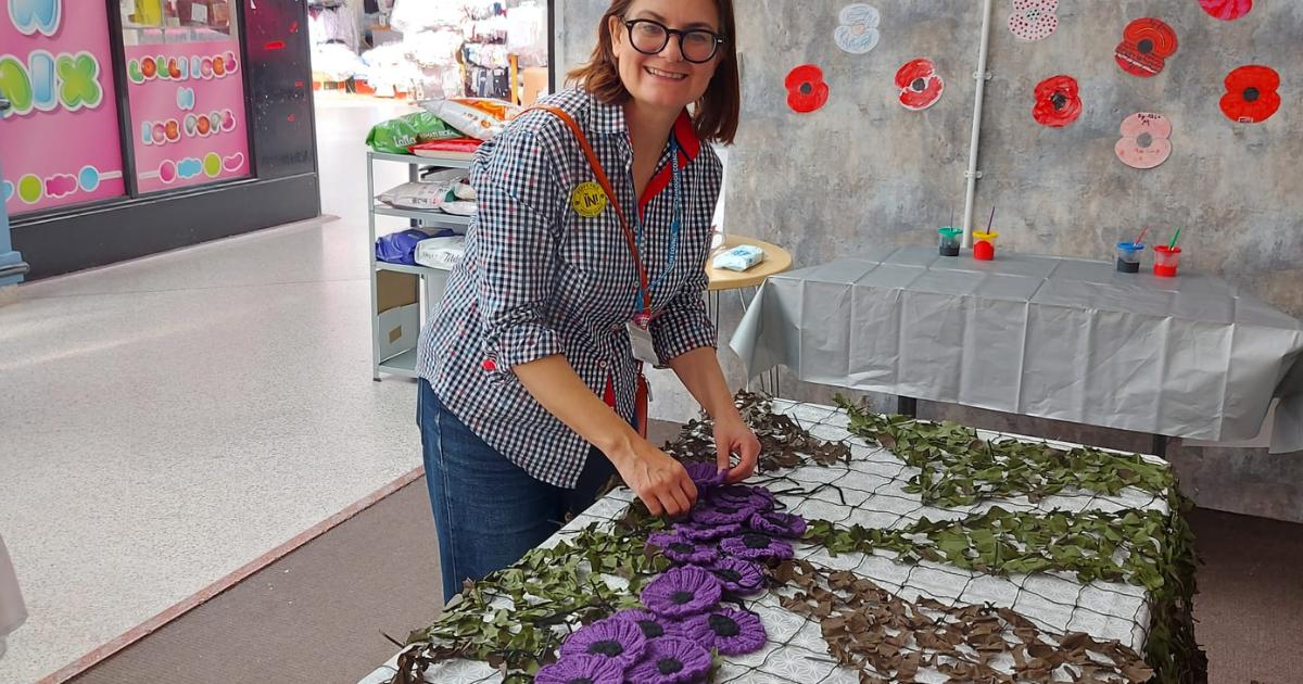 Widnes Market knitters create poppies for remembrance | Runcorn and ...